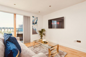 King Deluxe City Apt Large Space& Free Parking! NO Balcony